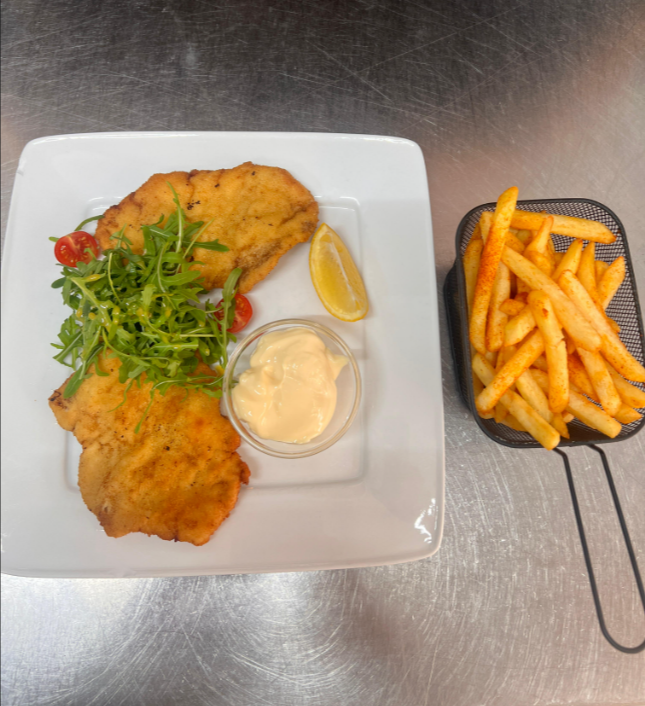 Goldbraunes Schnitzel mit Pommes und Salat